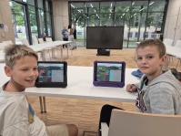 Kinder programmieren mit Dozenten an Tablets