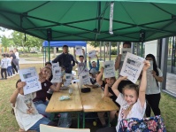 Kinder halten Zertifikate für Programmier-Exkurs hoch