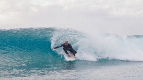 Mann auf einem Surfbrett im Meer