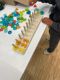 Kinder lernen spielerisch Zahlen mit speziellem Spielzeug