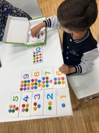 Kinder lernen spielerisch Zahlen mit speziellem Spielzeug