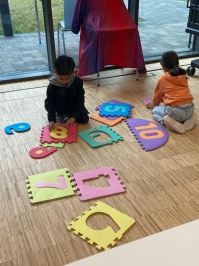 Kinder lernen spielerisch Zahlen mit speziellem Spielzeug