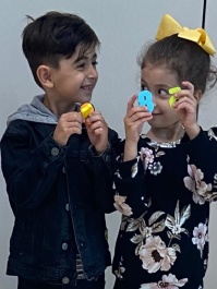 Kinder lernen spielerisch Zahlen mit speziellem Spielzeug