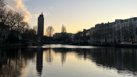 Aux bords de l'Erdre - Am Ufer der Erdre Fluss mit umgebenden Gebäuden am Tagesende
