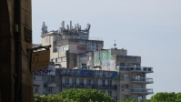 Blick auf ein altes, mit Grafitti besprühtes Hochhausgebäude 