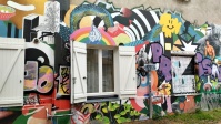 Bunte Wandbemalung um die Fenster einen Hauses