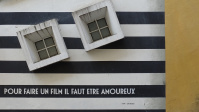 Gestreiftes Gebäude mit schräg platzierten Fenster