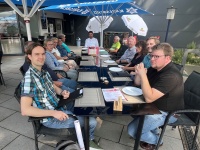 Eine Gruppe von Menschen sitzt an einem langen Tisch