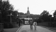 Schwarz-weiß Fotografie der Alten Brücke. Auf dem Kopfsteinpflaster laufen zwei Menschen
