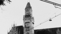 Schwarz-weiß Fotografie des Rathausturmes in der Johannisstraße