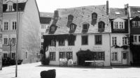 Schwarz-weiß Fotografie der Katholisch-Kirch-Straße mit Antiquariat