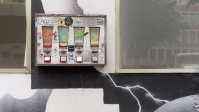 Kaugummiautomat an einer schwarz-weißen Wand