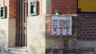 Kaugummiautomat an einem roten Backsteingebäude