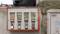 Kaugummiautomat vor einer Steinmauer