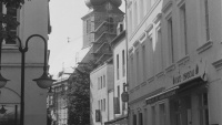 Schwarz-weiß Fotografie mit Blick auf Alte Evangelische Kirche