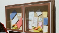 Vitrine mit Tüchern in Farben der französischen Flagge