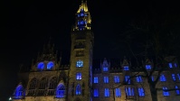 Blick auf das blau beleuchtete Rathaus St. Johann