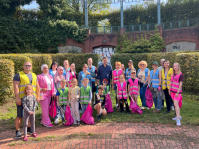 Menschen mit Warnwesten und Müllsäcken