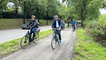 Bürgermeister Jean-Claude Hehn und Oberbürgermeister Uwe Conradt während der gemeinsamen Radtour Image