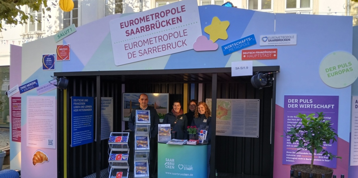 Festmeile der Landeshauptstadt beim Tag der Deutschen Einheit 2025 Bunter Messestand Eurometropole mit Infomaterial