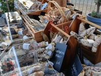 Marktstand mit Salamispezialitäten