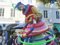 Bunte Stelzenläuferin schaut mit geneigtem Kopf in die Kamera