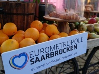 Orangen und Croissants mit Eurometropole-Logo