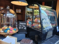 Bunte Macarons in Glasvitrine