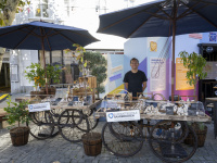 Marktstand mit Wurstspezialitäten und Verkäufer