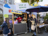 Foodtruck „Le Bar 34“ mit Menschen vor dem Stand