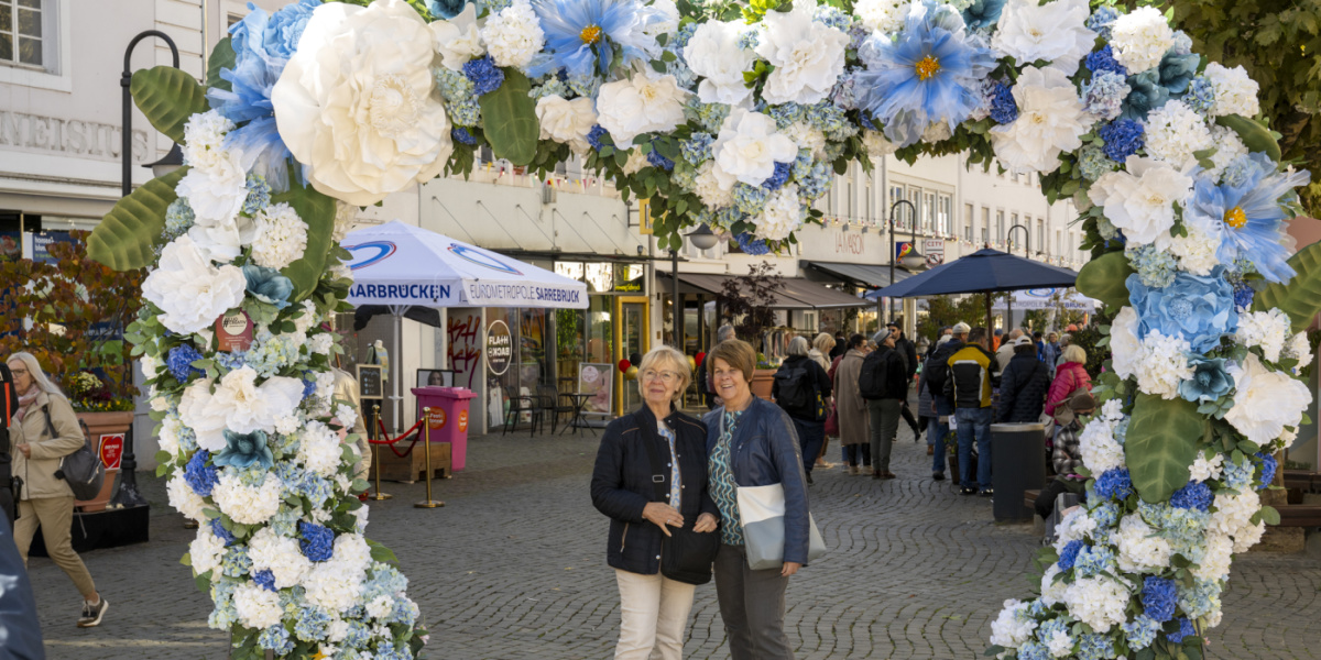 Festmeile der Landeshauptstadt beim Tag der Deutschen Einheit 2025 Zwei Frauen posieren unter Blumenbogen in der Innenstadt