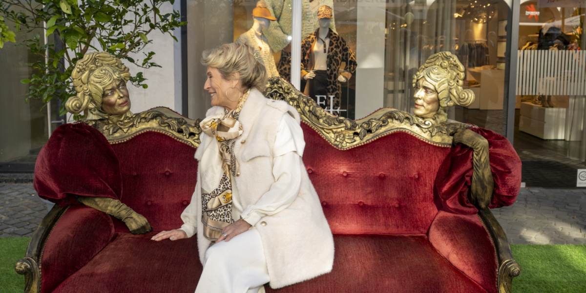 Festmeile der Landeshauptstadt beim Tag der Deutschen Einheit 2025 Frau auf rotem Sofa zwischen goldenen Figuren