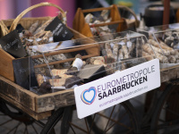 Marktwagen mit regionaler Wurstauswahl und einem Schild mit der Aufschrift Eurometropole Saarbrücken