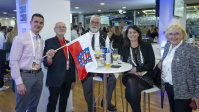 Gruppe mit Thüringen-Flagge an Stehtisch beim Empfang