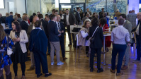 Gäste im Gespräch bei Empfang im großen Saal