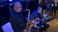 Zwei Musiker spielen Saxophon und Gitarre auf Empfang