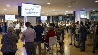 Saal voller Gäste applaudiert während Empfang