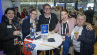 Gruppe am Stehtisch mit Hessen-Flagge und Wein