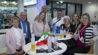 Gruppe mit NRW-Flagge am Stehtisch beim Empfang