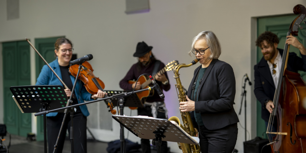 Festmeile der Landeshauptstadt beim Tag der Deutschen Einheit 2025 Band spielt mit Geige, Saxophon, Gitarre und Kontrabass