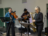 Band spielt mit Geige, Saxophon, Gitarre und Kontrabass