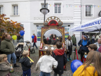 Kinder und Erwachsene vor einer Automaten-Attraktion