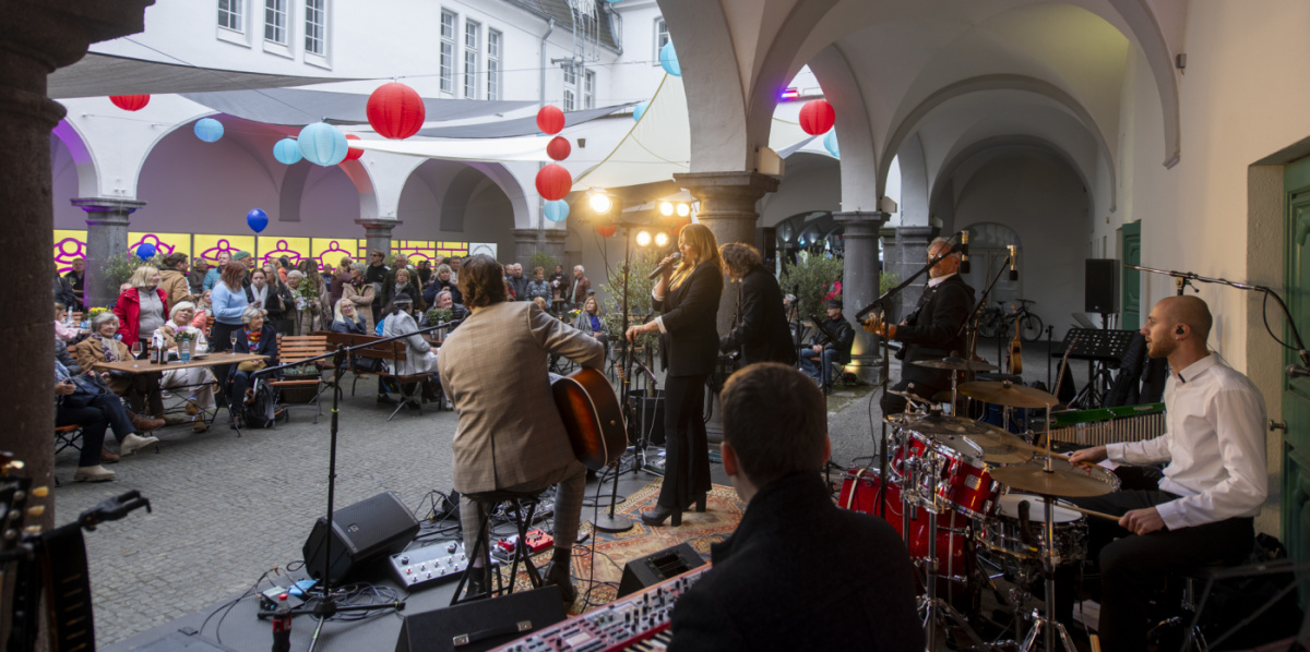 Festmeile der Landeshauptstadt beim Tag der Deutschen Einheit 2025 Band spielt im Hof, Publikum sitzt an Tischen