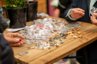 Tisch mit zahlreichen Pins