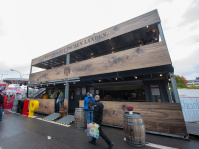 Überdimensionale, begehbare Weinkiste