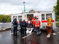 Einsatzkräfte von Polizei und Deutschem Roten Kreuz im Sanitätsbereich beim Bürgerfest zum Tag der Deutschen Einheit in Saarbrücken, Notfallstation mit Sanitätern.