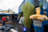 Hamburg-Pavillon mit großer Figur eines Seemanns beim Bürgerfest zum Tag der Deutschen Einheit in Saarbrücken, Präsentation norddeutscher Kultur.