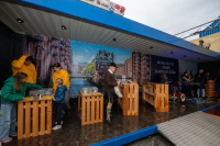 Bereich mit Lego-Bastelaktionen am Hamburg-Stand beim Bürgerfest zum Tag der Deutschen Einheit 2023 in Saarbrücken.