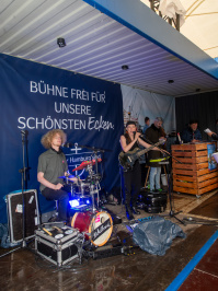 Live-Band spielt Musik auf der Hamburg-Bühne beim Bürgerfest zum Tag der Deutschen Einheit in Saarbrücken, Publikum hört dem Konzert zu.