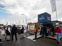 Informationsstand „Servus Urlaub“ des Freistaats Bayern beim Bürgerfest zum Tag der Deutschen Einheit 2023 in Saarbrücken, Besucher informieren sich über Urlaubsangebote in Bayern.